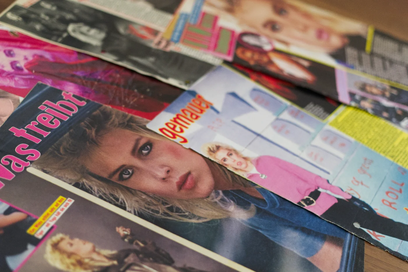 Collage aus Bravo- und Popcornausschnitten, die Fotos von Kim Wilde und wenig Text zeigen