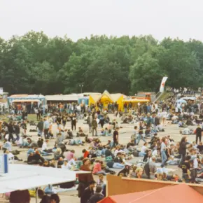 Blick auf den Innenraum des Waldstadions mit ersten Festivalbesuchern.