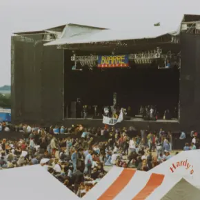 Bühne des Bizarre Festivals während einer Umbaupause, davor wartendes Publikum.