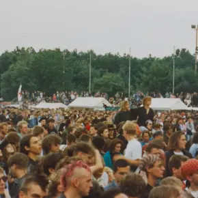 Festivalbesucher im Innenraum des Waldstadions.