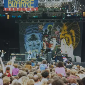 Verwackelte Konzertaufnahme von Iggy Pop auf der Bühne.