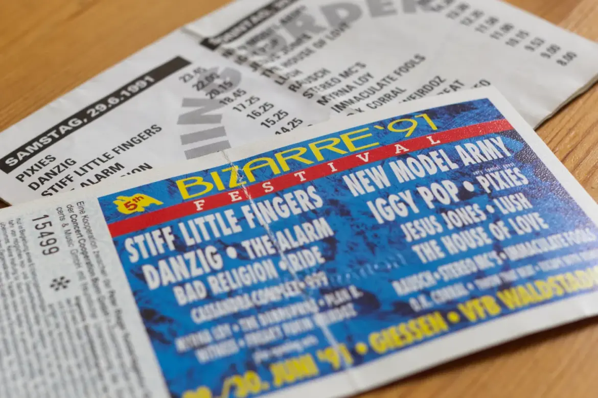 Eintrittskarte des Bizarre Festivals 1991 liegt schräg auf einem gefalteten Programmplan.